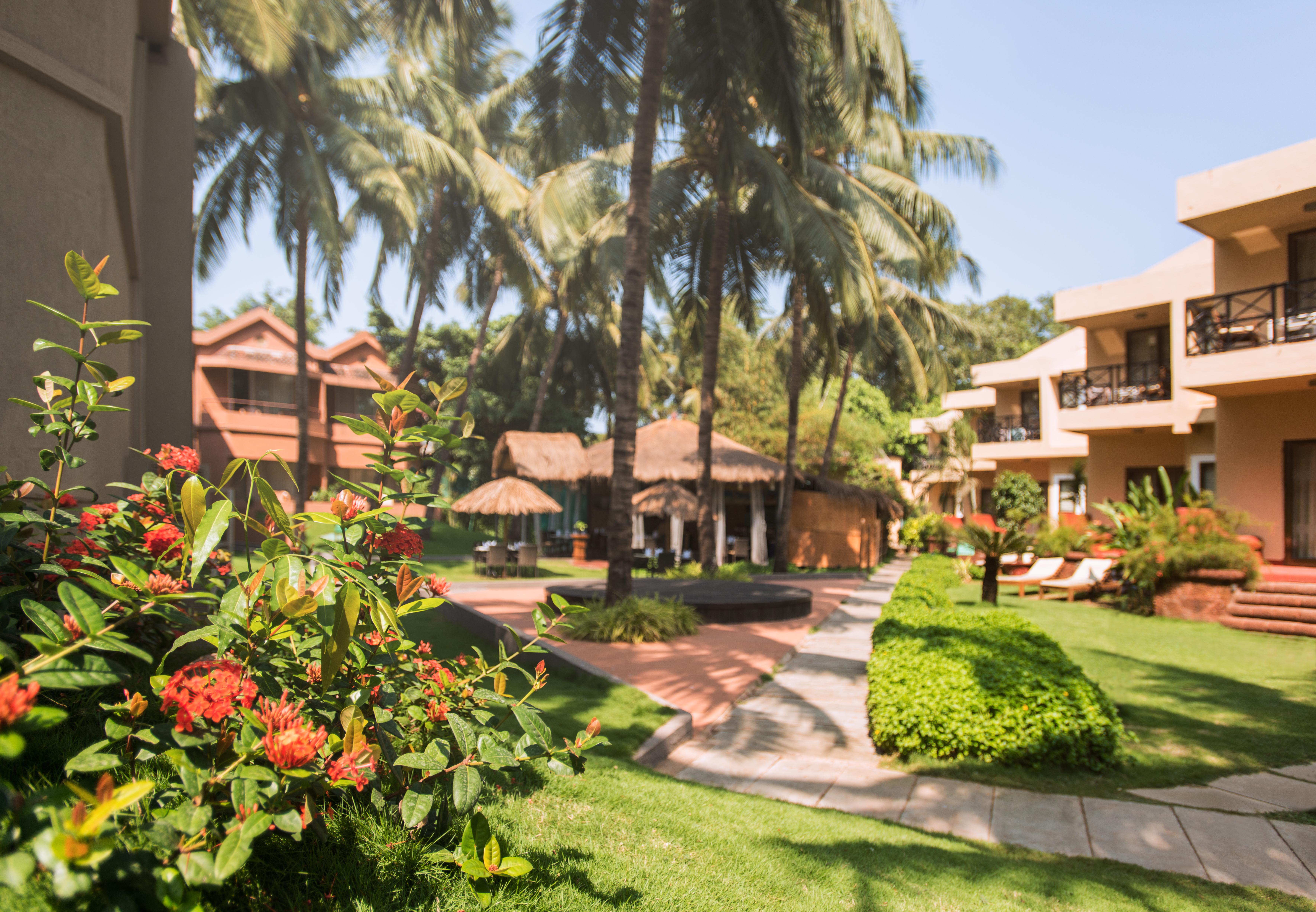 Whispering Palms Beach Resort Candolim Exterior photo