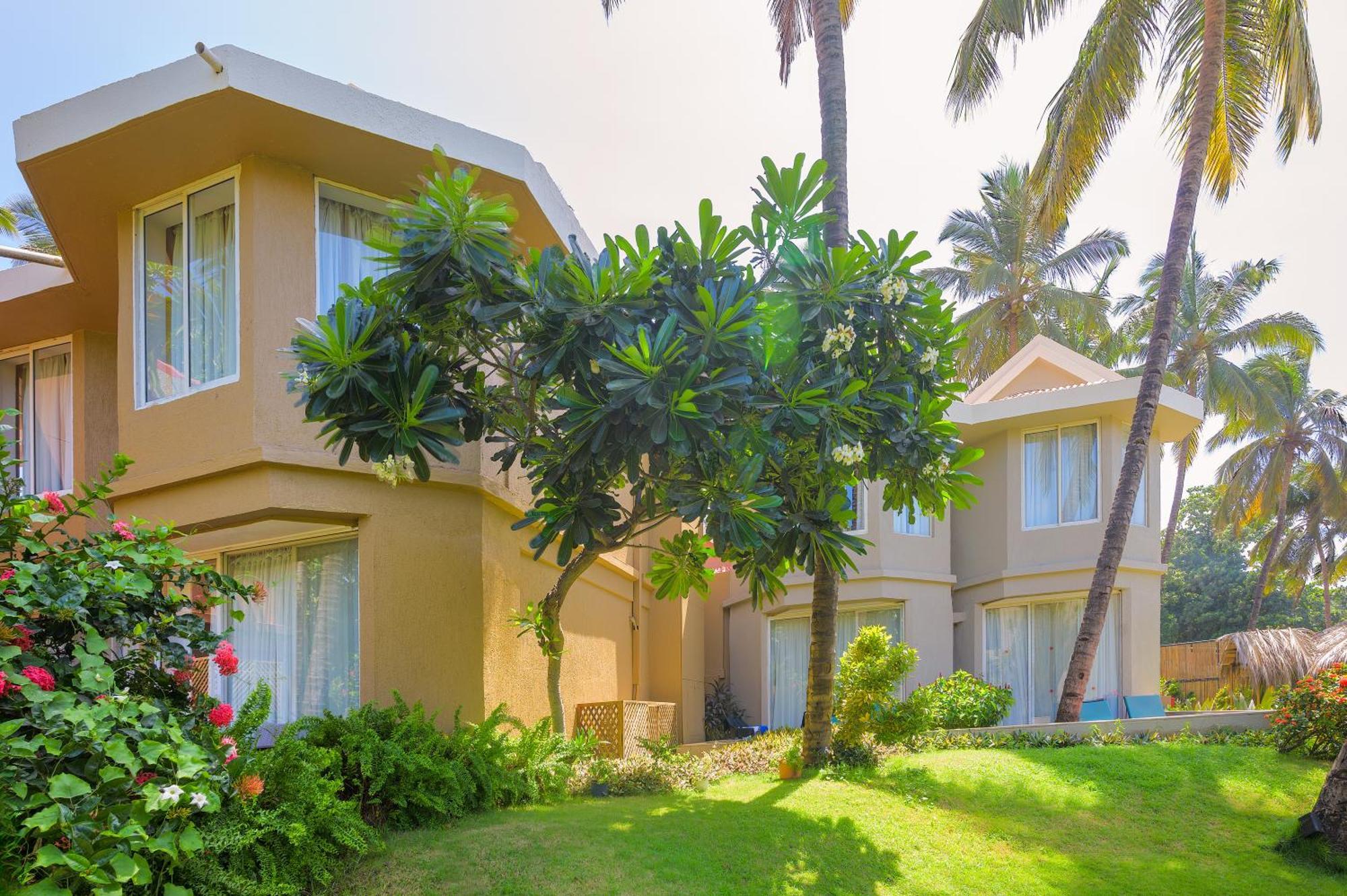 Whispering Palms Beach Resort Candolim Exterior photo