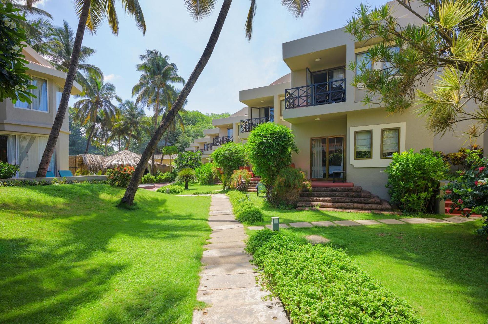 Whispering Palms Beach Resort Candolim Exterior photo