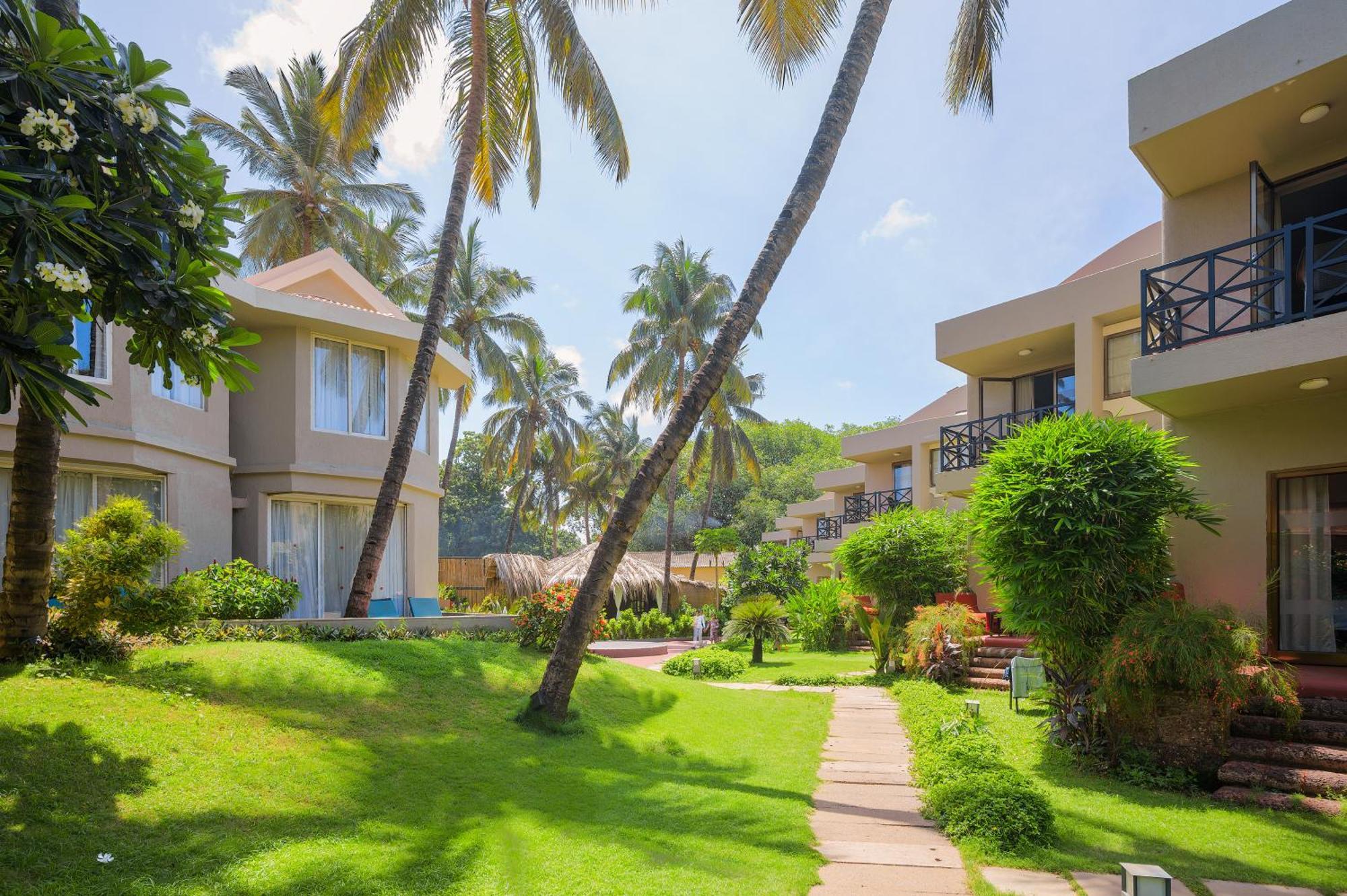 Whispering Palms Beach Resort Candolim Exterior photo