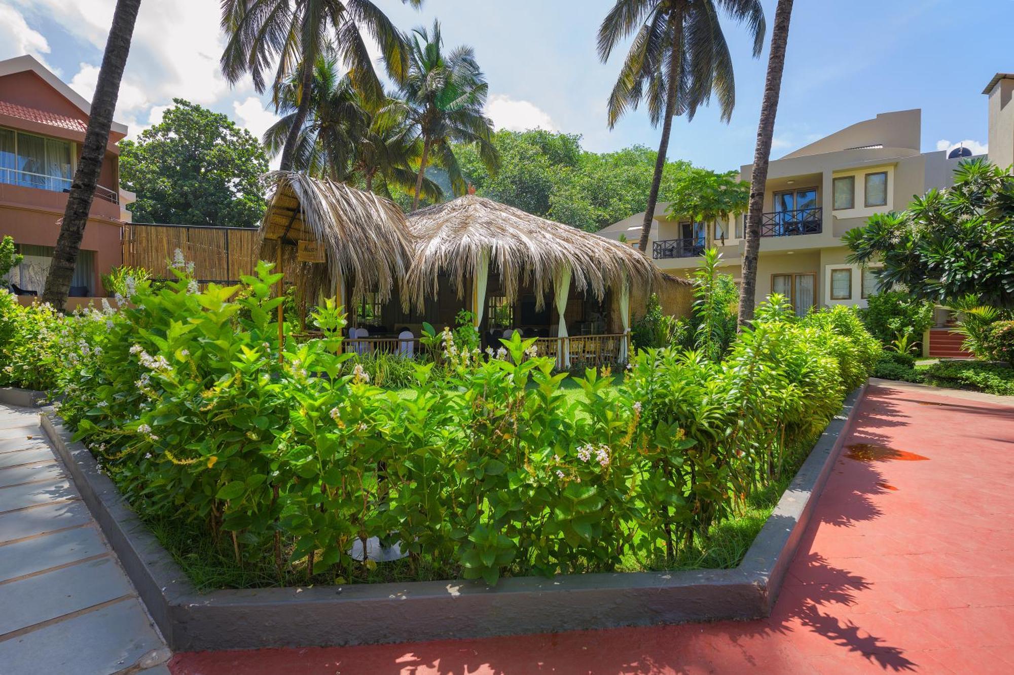 Whispering Palms Beach Resort Candolim Exterior photo