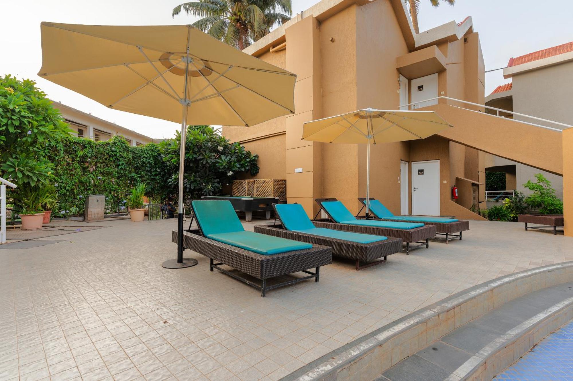 Whispering Palms Beach Resort Candolim Exterior photo