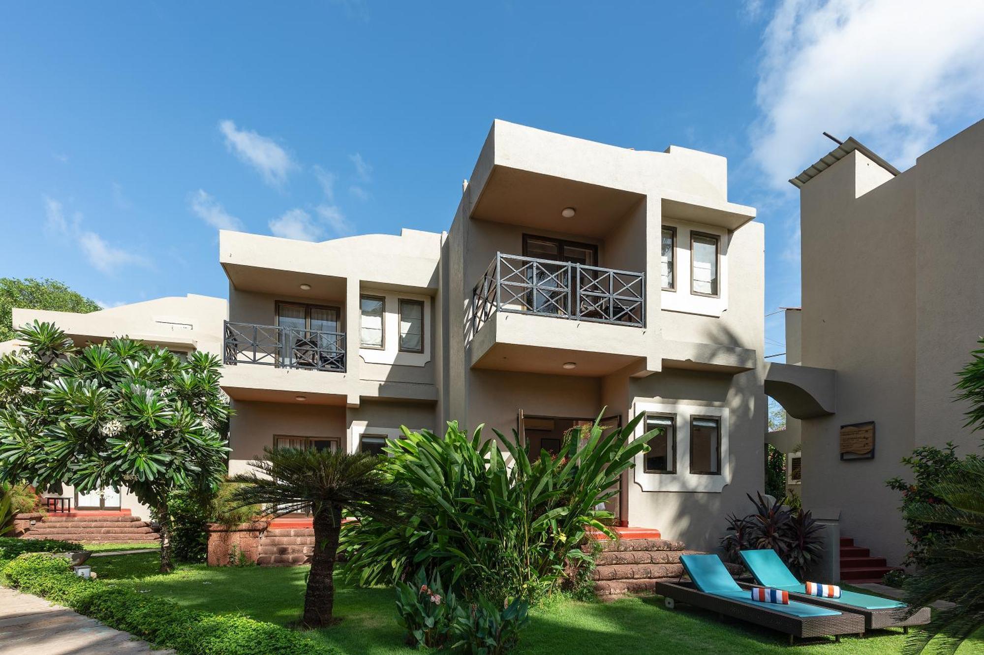 Whispering Palms Beach Resort Candolim Exterior photo