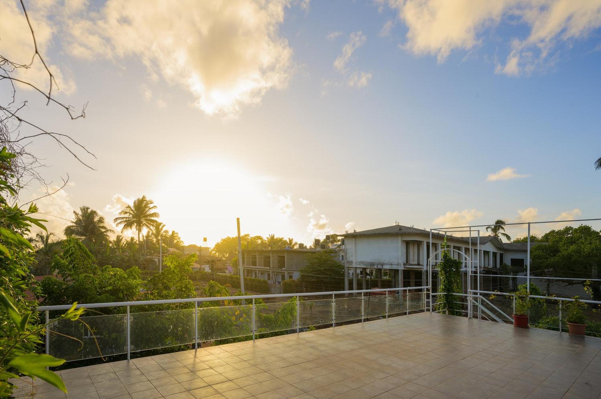 Whispering Palms Beach Resort Candolim Exterior photo